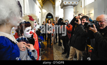 Zona est di Londra, Regno Unito, 02/02/2014 : Clown di Giuseppe Grimaldi chiesa omaggio servizio. Giuseppe Grimaldi, morto nel 1837 e fu l'inventore della moderna clown, viene ricordato ogni prima domenica di febbraio in un memoriale di servizio nella chiesa della Santissima Trinità a Dalston, a est di Londra. Pagliacci in piena dress up scendere sulla chiesa per pagare i loro punti di vista. Foto di Julie Edwards Foto Stock