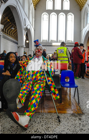 Zona est di Londra, Regno Unito, 02/02/2014 : Clown di Giuseppe Grimaldi chiesa omaggio servizio. Giuseppe Grimaldi, morto nel 1837 e fu l'inventore della moderna clown, viene ricordato ogni prima domenica di febbraio in un memoriale di servizio nella chiesa della Santissima Trinità a Dalston, a est di Londra. Pagliacci in piena dress up scendere sulla chiesa per pagare i loro punti di vista. Foto di Julie Edwards Foto Stock