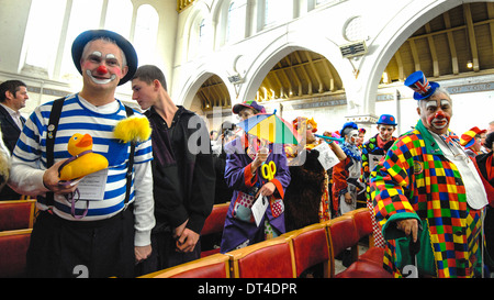 Zona est di Londra, Regno Unito, 02/02/2014 : Clown di Giuseppe Grimaldi chiesa omaggio servizio. Giuseppe Grimaldi, morto nel 1837 e fu l'inventore della moderna clown, viene ricordato ogni prima domenica di febbraio in un memoriale di servizio nella chiesa della Santissima Trinità a Dalston, a est di Londra. Pagliacci in piena dress up scendere sulla chiesa per pagare i loro punti di vista. Foto di Julie Edwards Foto Stock