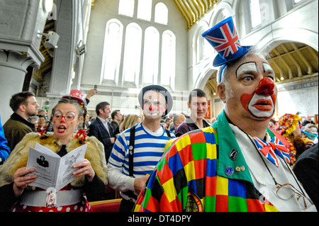 Zona est di Londra, Regno Unito, 02/02/2014 : Clown di Giuseppe Grimaldi chiesa omaggio servizio. Giuseppe Grimaldi, morto nel 1837 e fu l'inventore della moderna clown, viene ricordato ogni prima domenica di febbraio in un memoriale di servizio nella chiesa della Santissima Trinità a Dalston, a est di Londra. Pagliacci in piena dress up scendere sulla chiesa per pagare i loro punti di vista. Foto di Julie Edwards Foto Stock