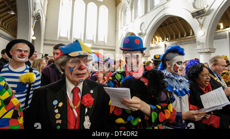 Zona est di Londra, Regno Unito, 02/02/2014 : Clown di Giuseppe Grimaldi chiesa omaggio servizio. Giuseppe Grimaldi, morto nel 1837 e fu l'inventore della moderna clown, viene ricordato ogni prima domenica di febbraio in un memoriale di servizio nella chiesa della Santissima Trinità a Dalston, a est di Londra. Pagliacci in piena dress up scendere sulla chiesa per pagare i loro punti di vista. Foto di Julie Edwards Foto Stock