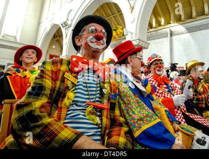 Zona est di Londra, Regno Unito, 02/02/2014 : Clown di Giuseppe Grimaldi chiesa omaggio servizio. Giuseppe Grimaldi, morto nel 1837 e fu l'inventore della moderna clown, viene ricordato ogni prima domenica di febbraio in un memoriale di servizio nella chiesa della Santissima Trinità a Dalston, a est di Londra. Pagliacci in piena dress up scendere sulla chiesa per pagare i loro punti di vista. Foto di Julie Edwards Foto Stock