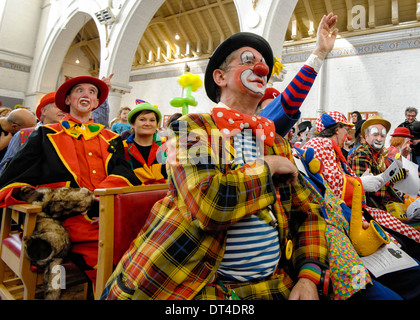 Zona est di Londra, Regno Unito, 02/02/2014 : Clown di Giuseppe Grimaldi chiesa omaggio servizio. Giuseppe Grimaldi, morto nel 1837 e fu l'inventore della moderna clown, viene ricordato ogni prima domenica di febbraio in un memoriale di servizio nella chiesa della Santissima Trinità a Dalston, a est di Londra. Pagliacci in piena dress up scendere sulla chiesa per pagare i loro punti di vista. Foto di Julie Edwards Foto Stock