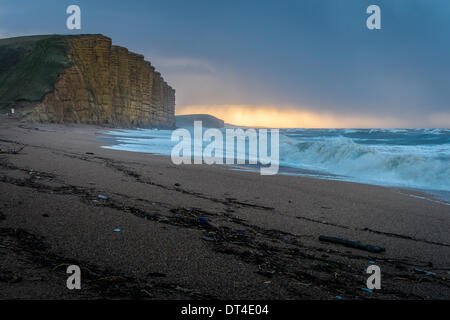 Dorset, Regno Unito. 8 febbraio 2014. Stomy Meteo sulla costa sud-ovest di West Bay Dorset sabato 8 febbraio 2014 Credit: Paul Chambers/Alamy Live News Foto Stock