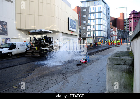 Lavori stradali,Riparazione di Burst tubo acqua e posa nuovo manto stradale,Nottingham, UK. Foto Stock