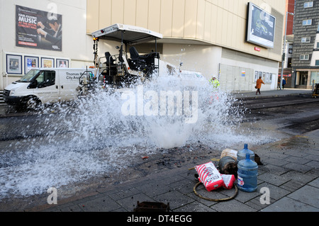 Lavori stradali,Riparazione di Burst tubo acqua e posa nuovo manto stradale,Nottingham, UK. Foto Stock