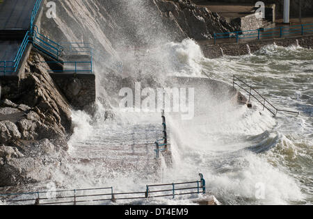 Plymouth, Devon, Regno Unito. 8 febbraio 2014. Plymouth Hoe, Inghilterra durante i forti venti. Le onde infrangersi su percorsi pedonali e percorsi. Credito: Anna Stevenson/Alamy Live News Foto Stock