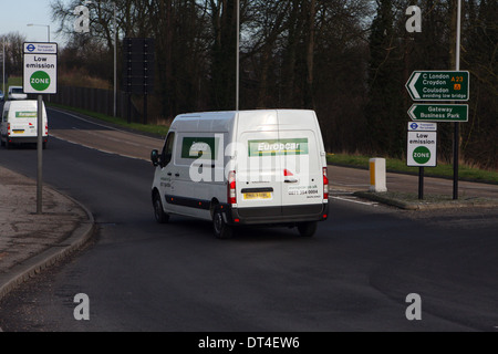 Europcar furgoni percorrendo una strada a Coulsdon, Surrey, Inghilterra Foto Stock