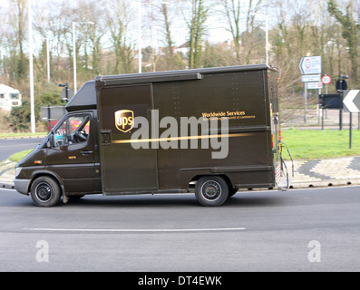 Un carrello che viaggia intorno ad una rotonda a Coulsdon, Surrey, Inghilterra Foto Stock