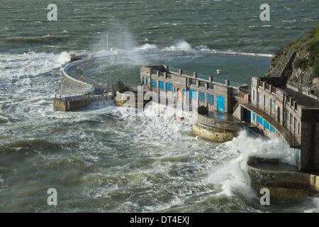 Plymouth, Devon, Regno Unito. 8 febbraio 2014. Venti forti e alte maree creare onde giganti e instabile dei mari, Plymouth Hoe, Devon, Inghilterra 8 febbraio 2014 Credit: Anna Stevenson/Alamy Live News Foto Stock