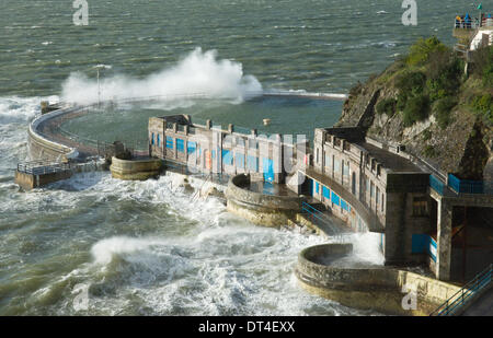 Plymouth, Devon, Regno Unito. 8 febbraio 2014. Onde infrangersi fino le alte mura del lido, Plymouth in Inghilterra durante un passaggio di tempesta. Credito: Anna Stevenson/Alamy Live News Foto Stock