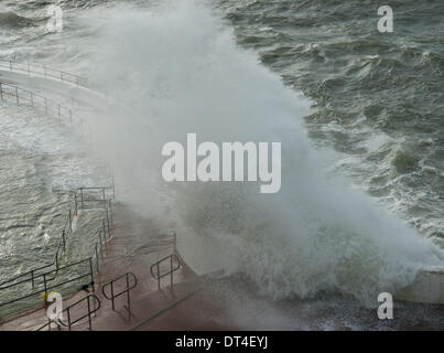 Plymouth, Devon, Regno Unito. 8 febbraio 2014. Venti forti e alte maree creare onde giganti e instabile dei mari, Plymouth Hoe, Devon, Inghilterra 8 febbraio 2014 Credit: Anna Stevenson/Alamy Live News Foto Stock