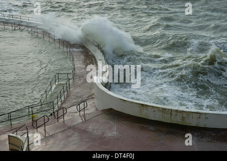 Plymouth, Devon, Regno Unito. 8 febbraio 2014. Venti forti e alte maree creare onde giganti e instabile dei mari, Plymouth Hoe, Devon, Inghilterra 8 febbraio 2014 Credit: Anna Stevenson/Alamy Live News Foto Stock