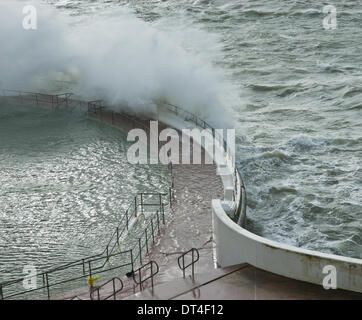 Plymouth, Devon, Regno Unito. 8 febbraio 2014. Venti forti e alte maree creare onde giganti e instabile dei mari, Plymouth Hoe, Devon, Inghilterra 8 febbraio 2014 Credit: Anna Stevenson/Alamy Live News Foto Stock