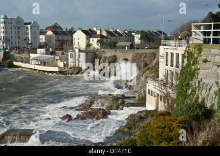 Plymouth, Devon, Regno Unito. 8 febbraio 2014. Alte maree e grandi onde crash fino la zappa a Plymouth, Inghilterra, durante un passaggio di tempesta. Credito: Anna Stevenson/Alamy Live News Foto Stock