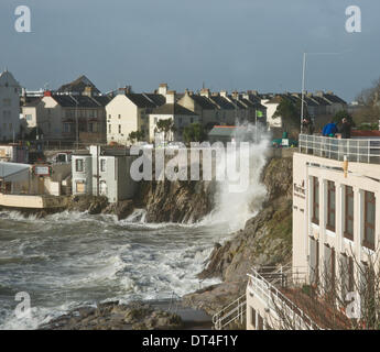 Plymouth, Devon, Regno Unito. 8 febbraio 2014. Venti forti e alte maree creare onde giganti e instabile dei mari, Plymouth Hoe, Devon, Inghilterra 8 febbraio 2014 Credit: Anna Stevenson/Alamy Live News Foto Stock