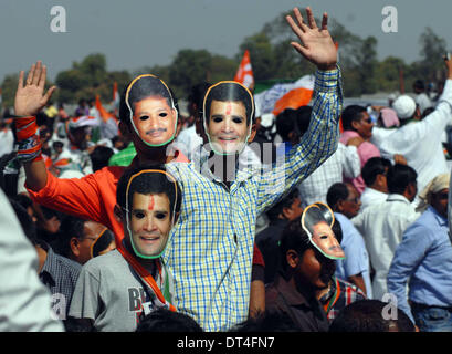 Bardoli, Gujarat. 8 Feb 2014. Il partito del congresso i sostenitori di indossare le maschere del suo vice presidente Rahul Gandhi onda verso i media durante un rally frequentato da Rahul Gandhi a Bardoli, quasi 35 km da Ahmedabad, Gujarat, nel febbraio 8, 2014. Il rally, denominato Vikas Khoj Yatra o ricerca sviluppo marzo, è stato organizzato dal Congresso della gioventù di unità nello Stato di Gujarat per comunicare con la gente e per verificare lo stato del governo rivendicazioni di sviluppo. Credito: Stringer/Xinhua/Alamy Live News Foto Stock