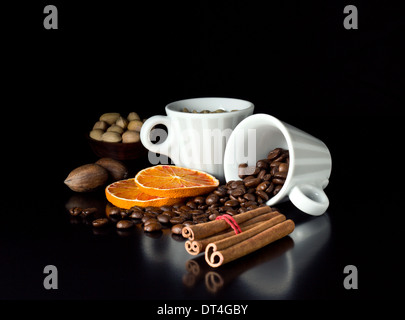 Composizione di caffè retrò con tazze di fagioli arrosto e frutta Foto Stock