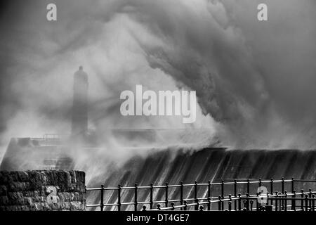 Porthcawl, Regno Unito. 8 Feb 2014. Onde gigantesche pound il Porto e Faro di Porthcawl nel Galles del Sud. (B&W versione) Credito: Karl Robertson/Alamy Live News Foto Stock