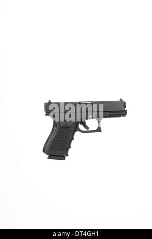 9 mm pistola su sfondo bianco con il percorso per una facile selezione. Foto Stock