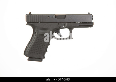 9 mm pistola su sfondo bianco con il percorso per una facile selezione. Foto Stock