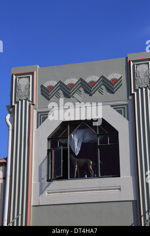 Finestra superiore con bronzo cane, Smith & Camere Edificio, 124 Emerson Street, Napier Hawkes Bay, Isola del nord della Nuova Zelanda Foto Stock