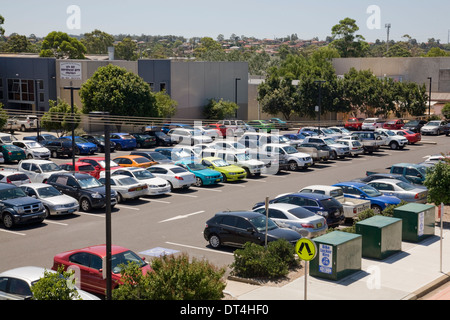 Un parcheggio per pendolari pieno di auto parcheggiate per i viaggiatori in treno alla stazione di Minto nel sud-ovest di Sydney, NSW, Australia Foto Stock