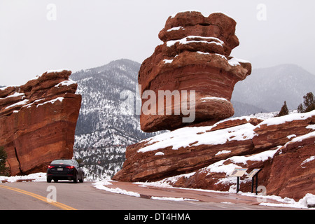 Steamboat Rock e Rock equilibrato nel Giardino degli dèi Park, Colorado Springs, Colorado, Stati Uniti d'America, in un giorno di inverno Foto Stock