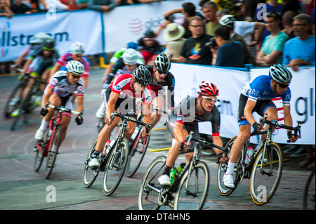 Vancouver, British Columbia, - 10 Luglio: gli uomini e le donne di competere nel 2013 Gastown Grand Prix corsa di ciclismo, 10 luglio 2013. Foto Stock