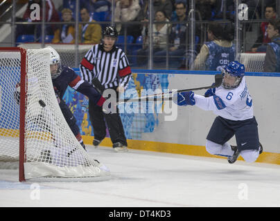 Sochi, Russia. 8 Feb 2014. 2014 Olimpiadi invernali - Sochi, Russia.Hockey - USA v. Finlandia.La Finlandia del Hockey HIIRIKOSKI JENNI Credito: Jeff Cable/ZUMAPRESS.com/Alamy Live News Foto Stock