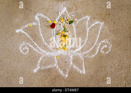 Semplice fiore di loto Rangoli design festival con petali di fiori in un Indiano street. Andhra Pradesh, India Foto Stock