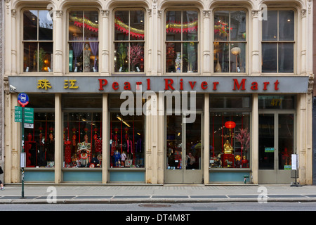 [Storefront storico] Pearl River Mart, 477 Broadway, New York, New York. Il negozio esterno di un negozio di prodotti casaldati asiatici a SoHo. Foto Stock