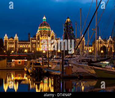 Una vista della bella British Columbia gli edifici del Parlamento europeo e del Porto Interno a Natale. Victoria, British Columbia, Canada. Foto Stock