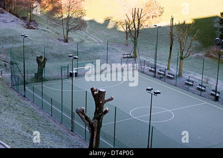 Piccolo outdoor urbano di calcio con copertura verde Foto Stock