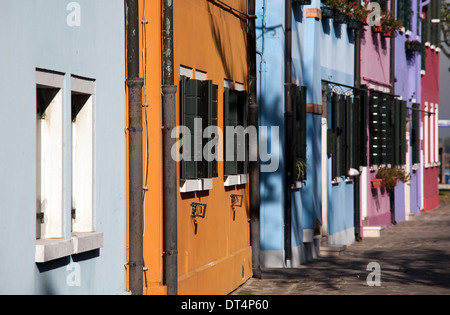 Coloratissime facciate delle case in strada di Burano isola veneziana Foto Stock