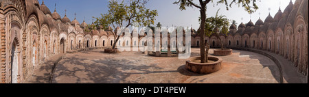 Un anello interno di piccoli templi dedicati al Signore Shiva, a Kalna nel Bengala occidentale Foto Stock