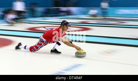 Sochi, Russia. 09Feb, 2014. Saltare Thomas Ulsrud di Norvegia pratiche prima del torneo di curling durante la Sochi Olimpiadi invernali al cubo di ghiaccio Curling Center a Sochi, Russia, 09 febbraio 2014. Foto: Christian Charisius/dpa/Alamy Live News Foto Stock