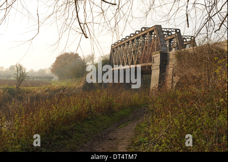 Stannals Bridge, un circuito ferroviario disusato, sopra il fiume Avon sulla Greenway vicino a Stratford-upon-Avon, Warwickshire, Inghilterra, Regno Unito Foto Stock