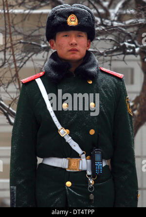 Pechino, Cina. 7 febbraio, 2014. Un soldato cinese sta di guardia di fronte all ambasciata come nevica a Pechino il 7 febbraio 2014. È la prima neve per colpire la Cina del capitale in quanto l'inverno è iniziato lo scorso anno. © Stephen rasoio/ZUMAPRESS.com/Alamy Live News Foto Stock