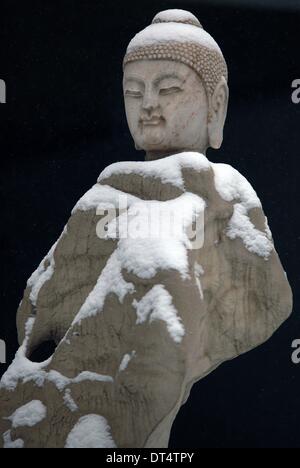 Pechino, Cina. 7 febbraio, 2014. Una statua di Buddha è coperto di neve fresca a Pechino il 7 febbraio 2014. È la prima neve per colpire la Cina del capitale in quanto l'inverno è iniziato lo scorso anno. © Stephen rasoio/ZUMAPRESS.com/Alamy Live News Foto Stock
