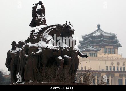 Pechino, Cina. 7 febbraio, 2014. La neve copre una rivoluzione culturale statua nei pressi di un centro espositivo a Pechino il 7 febbraio 2014. È la prima neve per colpire la Cina del capitale in quanto l'inverno è iniziato lo scorso anno. © Stephen rasoio/ZUMAPRESS.com/Alamy Live News Foto Stock