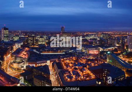 Il centro città di Manchester a notte incluso il Centro Commerciale Arndale e Printworks Foto Stock