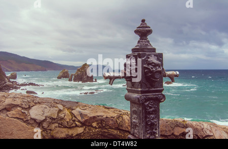 Vista di San Juan de Gaztelugatxe, Costa Basca in Spagna Foto Stock