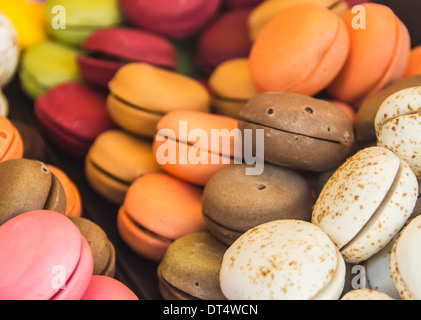 Molti differenti amaretti colorati, dolce tipico francese Foto Stock