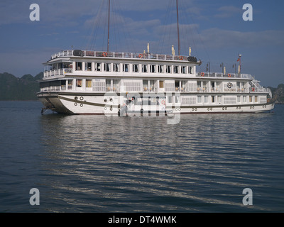 Imbarcazione turistica sulla baia di Halong Vietnam Foto Stock