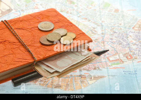 Organizzazione di viaggi di Euro denaro, mappa e blocco note diario - Ufficiale Foto Stock