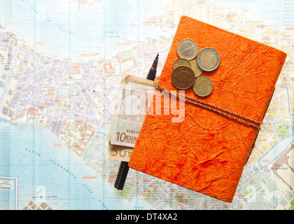 Organizzazione di viaggi di Euro denaro, mappa e blocco note diario - Ufficiale Foto Stock