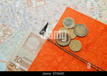 Organizzazione di viaggi di Euro denaro, mappa e blocco note diario - Ufficiale Foto Stock