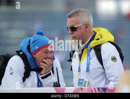 Head Coach Uwe Muessiggang (R) di Germania parla di allenatore tedesco Wolfgang Pichler del tem russo prima di donne del Biathlon 7.5km in volata Laura Cross-country ski & Centro Biathlon a Sochi 2014 Giochi Olimpici, Krasnaya Polyana, Russia, 09 febbraio 2014. Foto: Kay Nietfeld/dpa Foto Stock