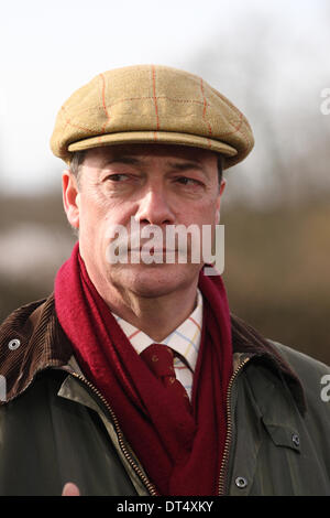 Burrowbridge, Somerset, Regno Unito. 9 Feb 2014. Nigel Farage leader dell'UKIP partito politico visitando Burrowbridge per visualizzare le inondazioni nel Somerset livelli. Foto Stock